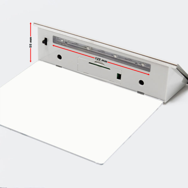 Domovní číslo se solárním osvětlením LED s bílým pozadím