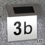 Domovní číslo se solárním osvětlením LED s bílým pozadím