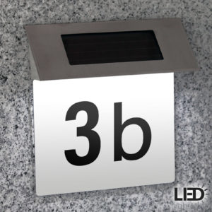 Domovní číslo se solárním osvětlením LED s bílým pozadím