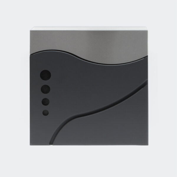 Designová poštovní schránka z pozinkované oceli s práškovým povrchem v nadčasově elegantním vzhledu.